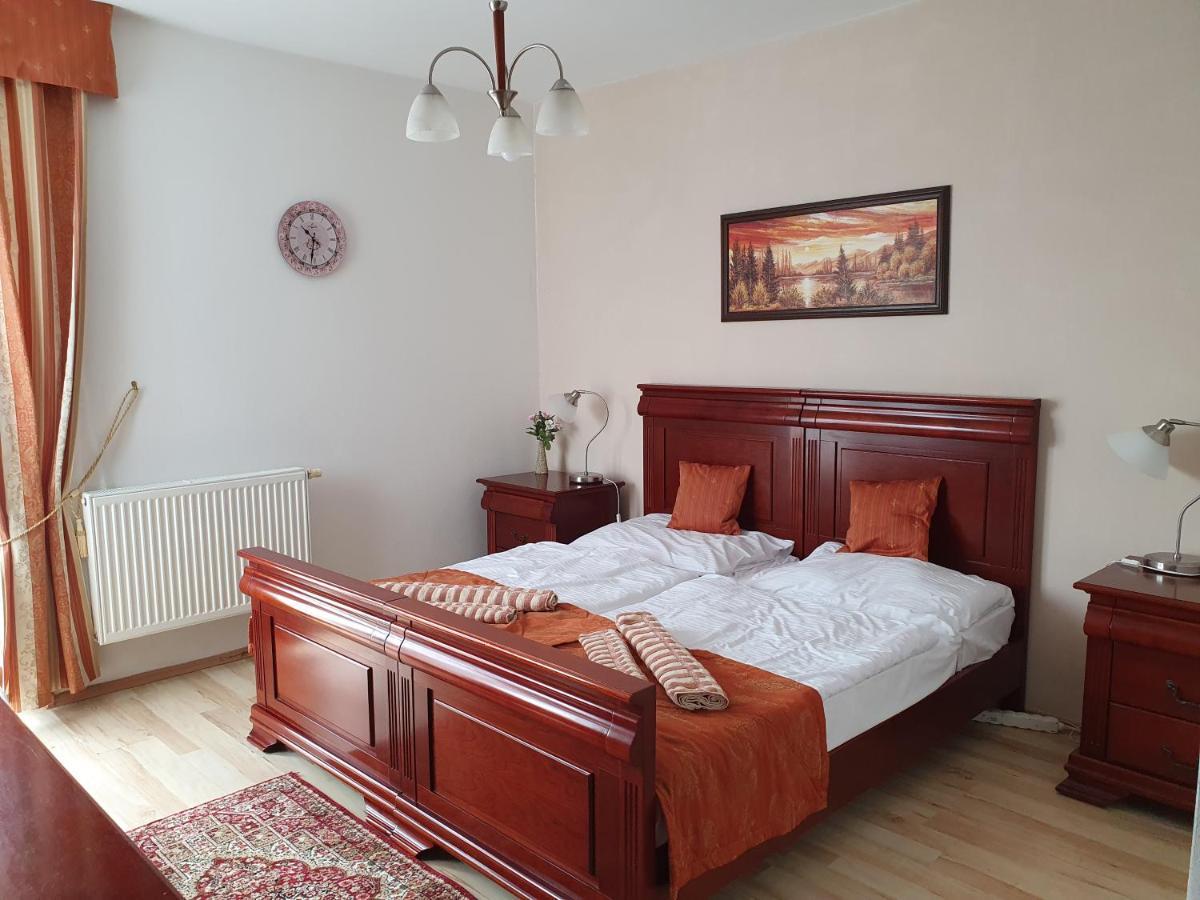 Hotel Oko Nitra Bagian luar foto