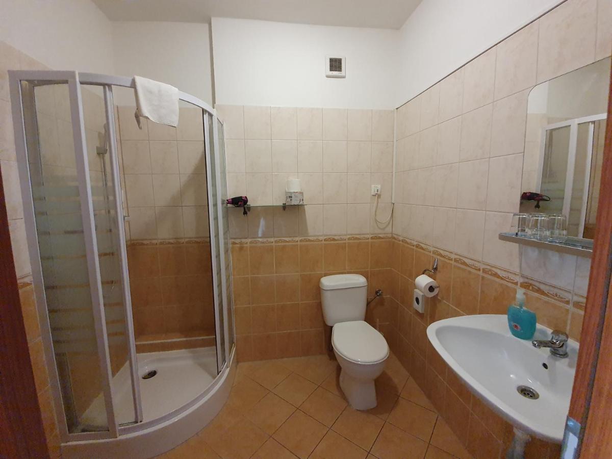 Hotel Oko Nitra Bagian luar foto