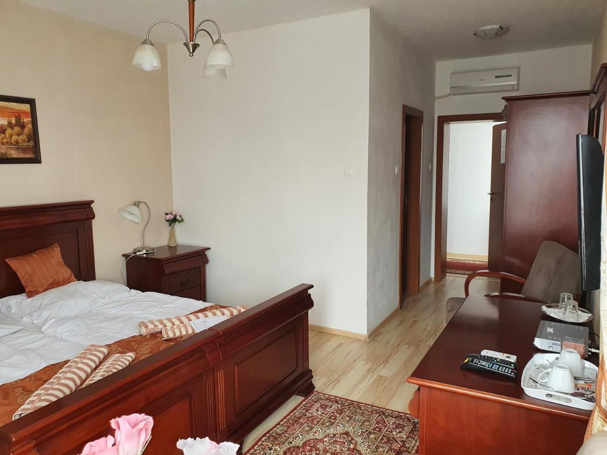 Hotel Oko Nitra Bagian luar foto