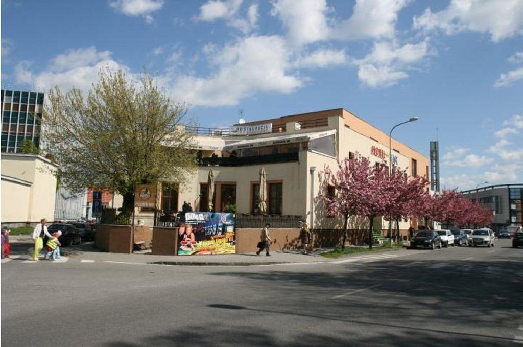 Hotel Oko Nitra Bagian luar foto