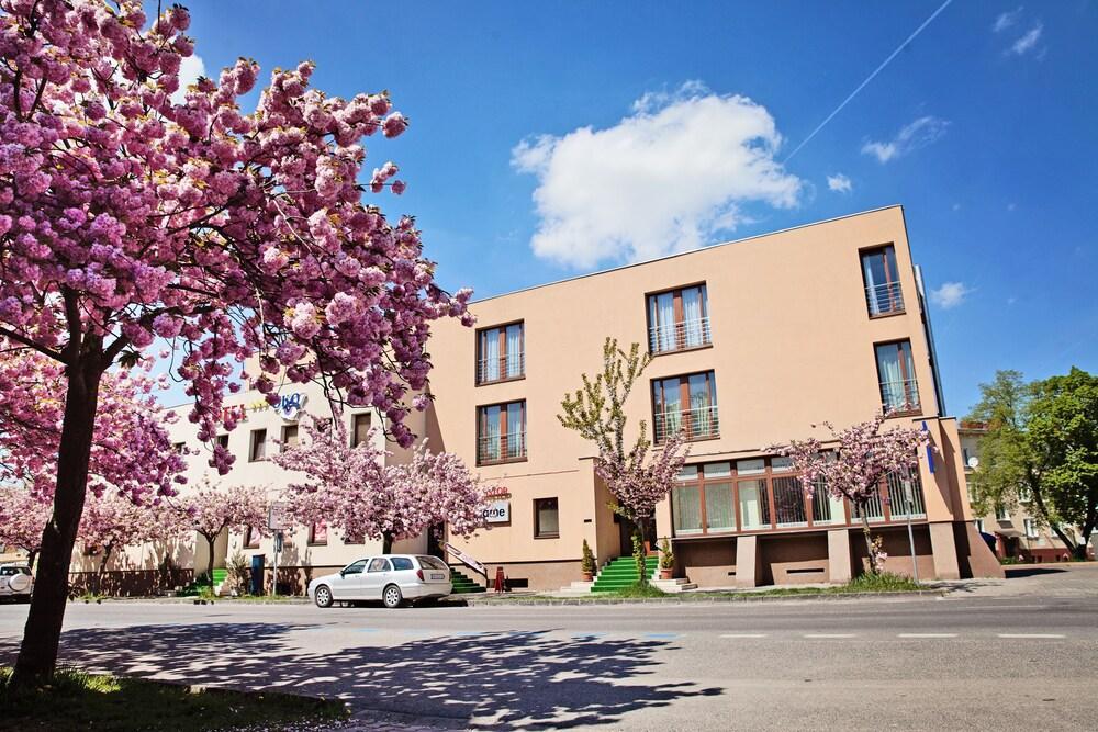 Hotel Oko Nitra Bagian luar foto